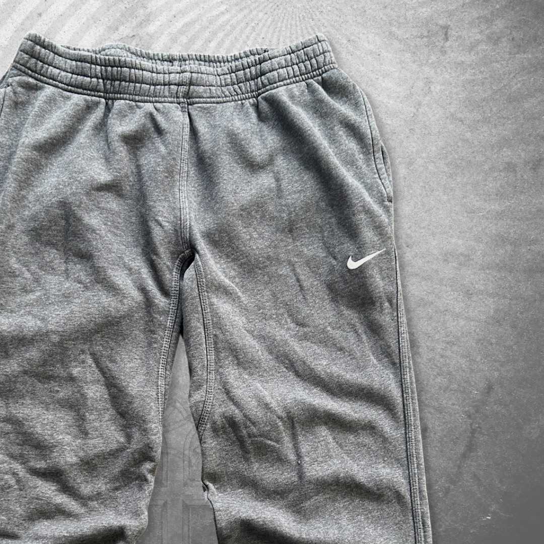 Grey Nike Essential Sweatpants 2000s (L)