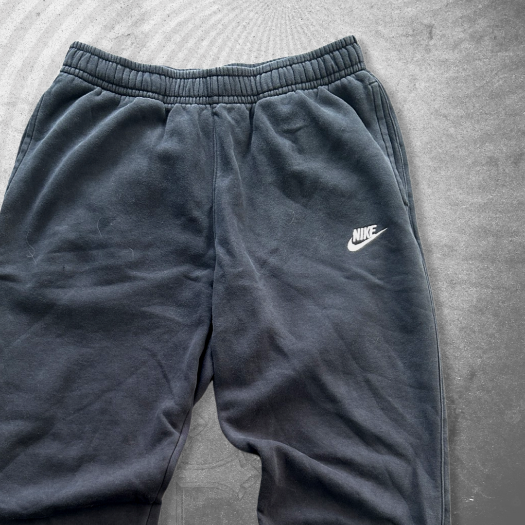 Black Nike Essential Sweatpants 2000s (L)