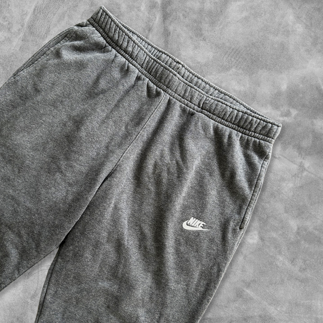 Grey Nike Essential Sweatpants 2000s (M)